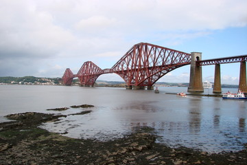 Obraz premium Landscape of bridges across the bays near the city of Edinburgh.