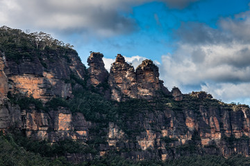 Fototapeta na wymiar The Three Sisters rock formation in Blue Mountains National Park, NSW, Australia