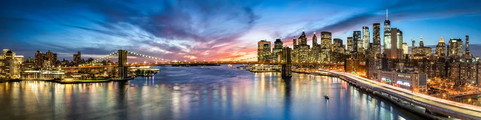 Poster Im Rahmen New York City Panorama bei Nacht mit Blick auf Manhattan und die Brooklyn Bridge © eyetronic