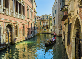 Venezia il canale e la gondola