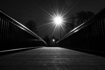 Lichtstern über Brücke