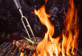 Foto op Aluminium Biefstuk op de grill met vlammen © Lukas Gojda