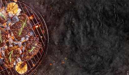 Foto op Plexiglas Barbecuegrill met rundvleeslapjes vlees, close-up. © Lukas Gojda