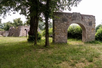 Fototapeta na wymiar Ruine der Dorfkirche Schkortleben - bei Weißenfels