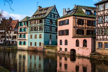 Fototapeta na wymiar les maisons colorées de Strasbourg