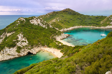 Ausblick auf Bucht auf Insel Korfu in Griechenland mit Boot