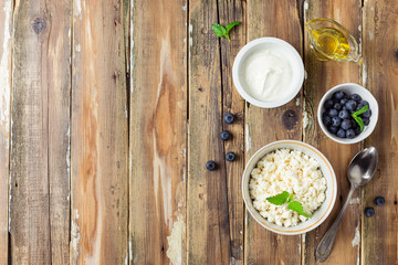 Cottage cheese with blueberries and sour cream