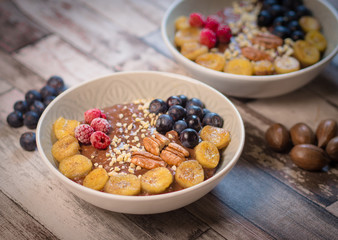 Schoko-Hafer-Pudding mit Obst und Nüssen
