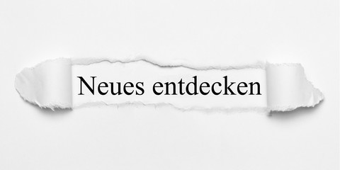 Neues entdecken auf weißen gerissenen Papier