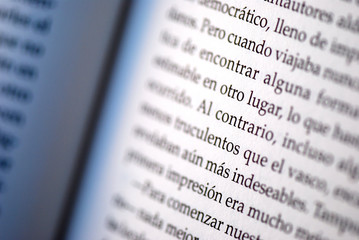 MUJER LEYENDO UN LIBRO. DETALLE MANO Y LIBRO