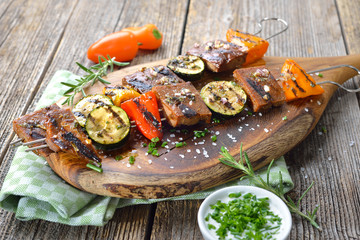 Vegan grillen: Bunte Seitan- Gemüse-Spieße vom Grill mit Soja-Kräuterdip  - Grilled skewers with...