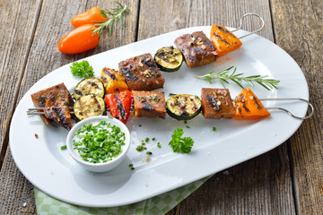 Vegan grillen: Bunte Seitan- Gemüse-Spieße vom Grill mit Soja-Kräuterdip  - Grilled skewers with mixed vegetables and seitan served with a herb soy sauce