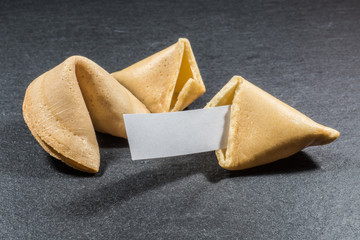 Glückskeks mit leerem Zettel