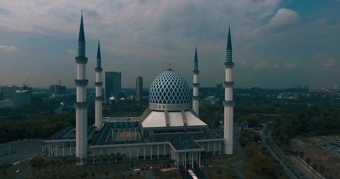 Sultan Salahuddin Abdul Aziz Mosque. It is the country's largest mosque and also the second largest mosque in Southeast Asia after Istiqlal Mosque in Jakarta, Indonesia.