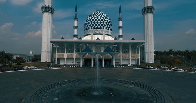 Sultan Salahuddin Abdul Aziz Mosque. It is the country's largest mosque and also the second largest mosque in Southeast Asia after Istiqlal Mosque in Jakarta, Indonesia.