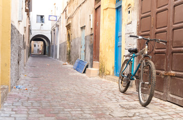 Obraz na płótnie Canvas bicycles parked on the street 