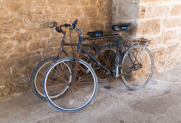 Obraz na płótnie Canvas bicycles parked on the street 