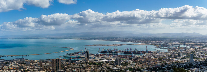 Obraz premium View from the top to city of Haifa in Israel and harbor at spring time.