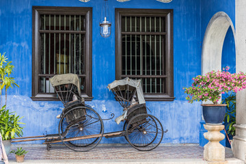 Fototapeta na wymiar Rickshaw in front of old hotel.