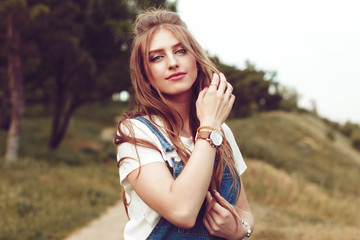 Naklejka premium Outdoors portrait of beautiful young girl