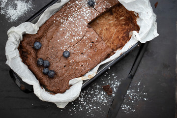 angeschnittener brownie mit tonkabohnen