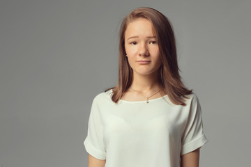 Obraz premium Zbliżenie portret, smutna młoda kobieta