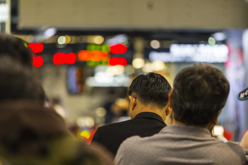 駅で出発を待つ旅客