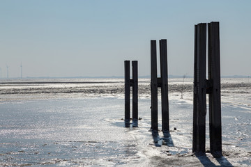 Dalben im Spiekerooger Hafen bei Eisgang im Winter