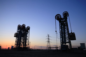 the tower type pumping unit in the evening