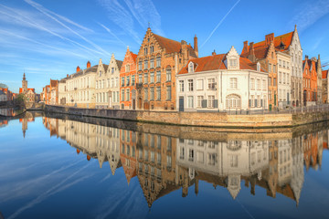 Obraz premium Tradycyjna średniowieczna architektura na starym mieście w Brugii (Brugge), Belgia