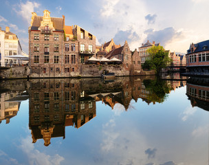 Obraz premium Embankment along the Leie river with medieval houses in the city of Ghent, Belgium