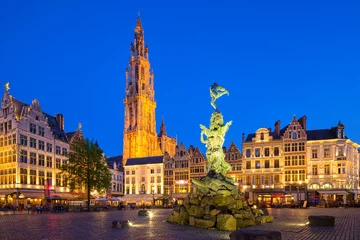 Famous fountain with Statue of Brabo in Grote Markt square in Antwerpen, Belgium. © phant