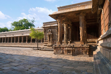 Obraz premium Nataraja mandapa and adjoining pillar-cloister, North-east corner, Airavatesvara Temple, Darasuram, Tamil Nadu