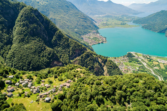 Borgo di S. Giorgio e Lago di Novate Mezzola (IT) - Vista aerea panoramica 