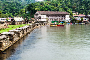 Obraz premium Fuerte San Jeronimo fortress and Real Aduana customs house in Portobelo village, Panama