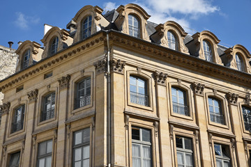 Fototapeta na wymiar Immeuble de caractère à fenêtre en chien-assis à Paris, France