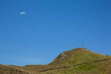 Fototapeta na wymiar Paraglider over Roy's Peak, South Island, New Zealand