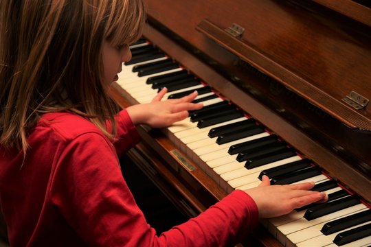 Bambina Suona Il Pianoforte