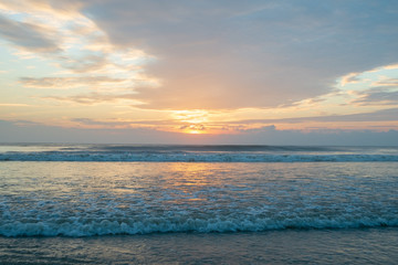Obraz premium Beautiful golden sunrise at the sea