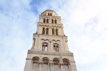 Fototapeta na wymiar schöner Kirchturm der in den blauen Himmel ragt und von der Sonne betstrahlt wird