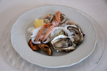 Antipasto di ostriche, cozze, scampi e altri frutti di mare crudi freschi