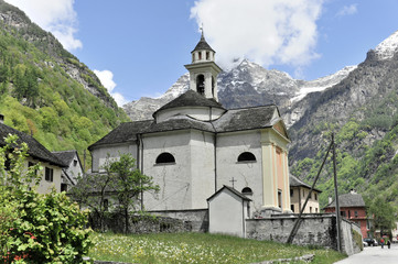 Fototapeta na wymiar Santa Maria Lauretana Kirche, Sonogno, Valle Verzasca, Verzascatal, Kanton Tessin, Schweiz, Europa