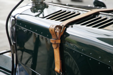 Scene of the engine cover of the old car