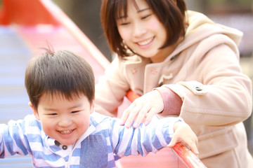 遊ぶ親子