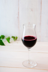 赤ワイン、red wine on the white wooden table
