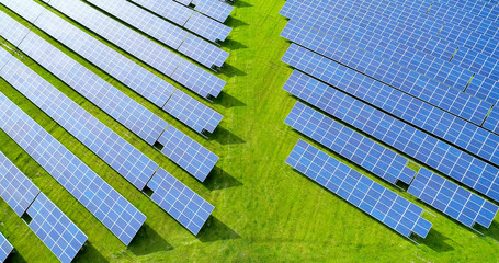 champs de panneaux solaire dans une ferme solaire, france