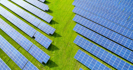 champs de panneaux solaire dans une ferme solaire, france