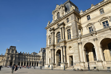 Fototapeta na wymiar Pavillons du Palais du Louvre à Paris, France