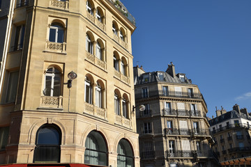 Immeubles parisiens au soleil, France