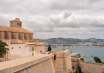 Vistas desde lo alto de la muralla de la zona de Dalt Vila en Ibiza, España, de la Iglesia de San...